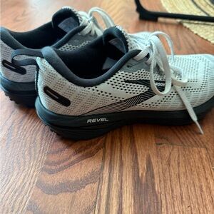 Brooks women’s revel Black and Gray Athletic Shoes size 7